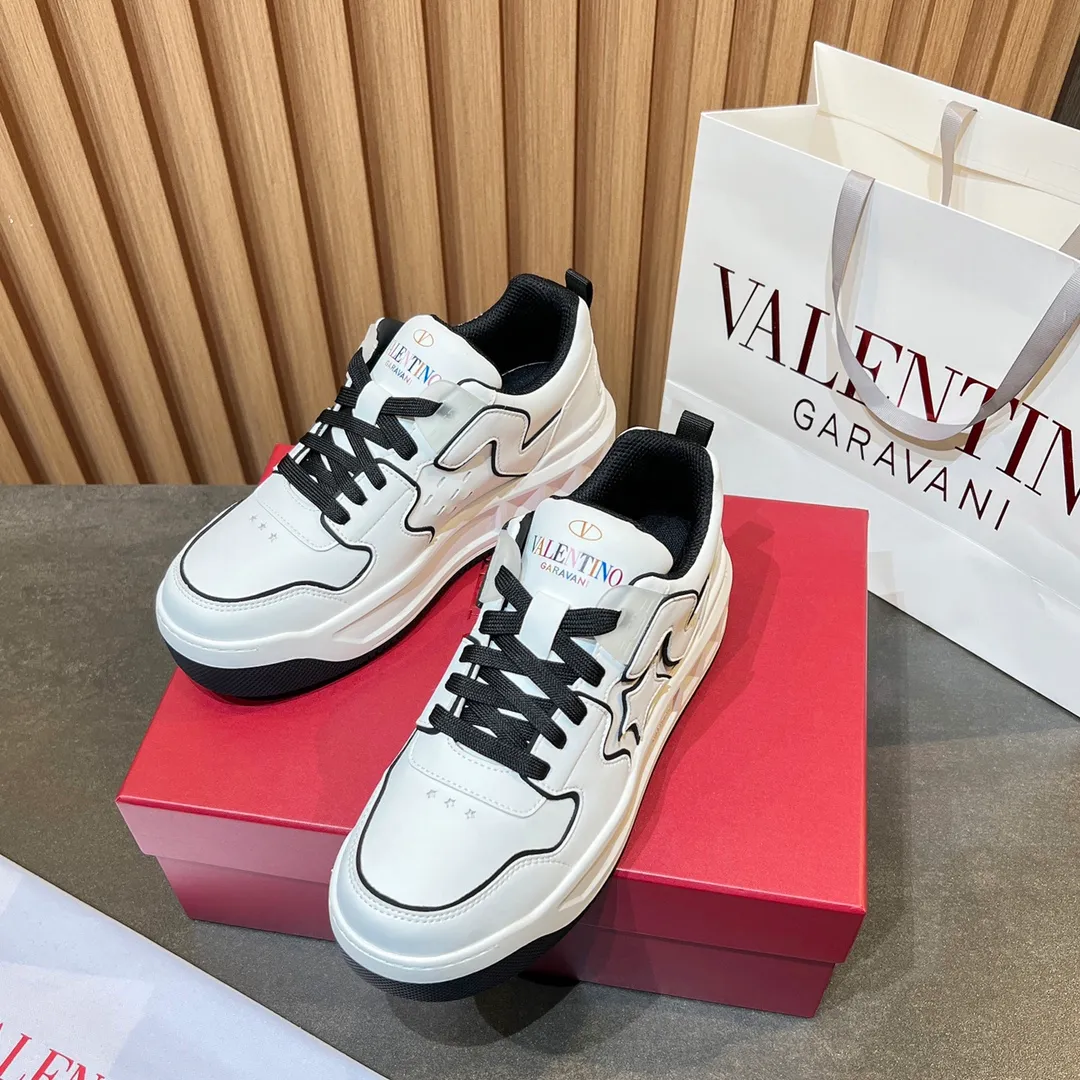 👟👟Ex-factory price 660👟👟 𝑽𝒂𝒍𝒆𝒏𝒕𝒊𝒏𝒐Valentino 𝑶𝒏𝒆𝑺𝒕𝒖𝒅 Couple casual sports shoes series Valentino 2024 new couple sports shoes are on sale. The original ZP was purchased and dismantled. Repeated pattern making and modification. I tried my best to restore it one to one! Top luxury masterpiece Signature five-pointed star design Soft and comfortable genuine leather with contrasting colors brings excellent and elegant texture and excellent on-foot comfort Top purchasing version upper: imported calfskin surface/original oil edge craftsmanship Outsole: original development 𝐓𝐏𝐔 two-color combination outsole Packaging: original configuration complete package Code number: 34-𝟒𝟓